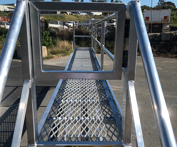 self-closing-gate_gridmesh_loadbar_stairs